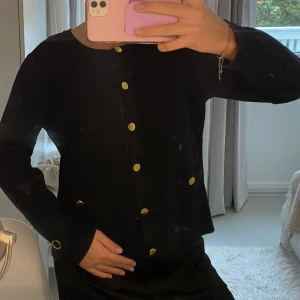 Marinblå kofta - Säljer denna superfina marinblå koftan med guldiga detaljer. Den är i fint skick och är perfekt nu till hösten. Den är i storlek L men skulle säga S-M🫰🏼🍁