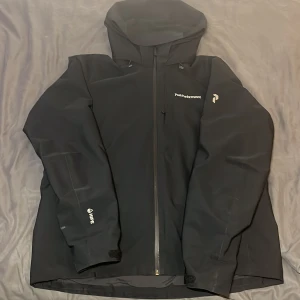 Svart vindjacka från Peak Performance - Tjena gott folk säljer en Peak Performance Jacka som jag har vuxit ur.Kontakta mig vid minsa 🤔 