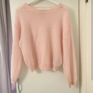 Ljusrosa stickad tröja från Amisu - Supermjuk och oversized ljusrosa stickad tröja från Amisu. Tröjan har rund halsringning, långa ärmar och ribbade muddar. Perfekt för lager-på-lager och chill dagar.