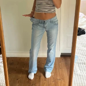 Ljusblå jeans - Snygga ljusblå jeans med en avslappnad passform. Vintage och super inne. Lite för stora för mig därför säljer jag vidare 