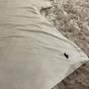 Vit t-shirt från Ralph Lauren - Vit slim fit Ralph Lauren t-shirt använd ett fåtal gånger för endast -149kr. Storlek S. Bra skick!😃  Pris är diskuterbart vid snabbt köp. Skriv gärna vid minsta fundering. 💭 