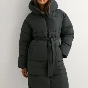 Jacka - Jacka från Nelly, helt oanvänd och stor i storleken. Orginalpris 999kr