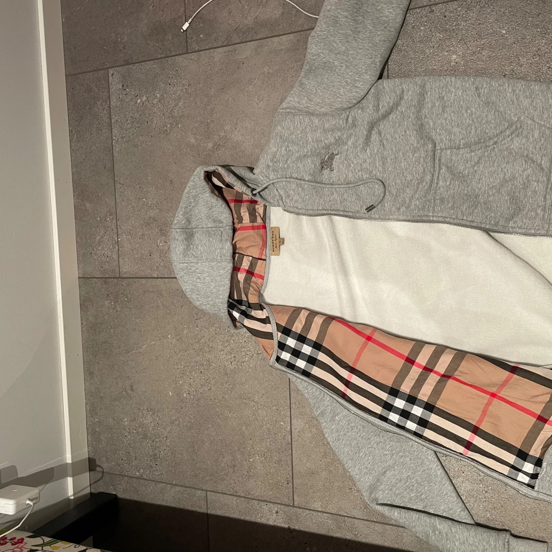 Grå Burberry hoodie med dragkedja - 1