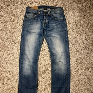Dondup jeans straight fit herr wash  - Säljer ett par dondup jeans i striaght fit. Riktigt fet wash med små diskreta slitningar. Passar dig som inte tycker om skinny jeans looken. Mycket bra skick nästan nya. Nypris 3500kr, postas samma dag som köper eller dagen därpå🙌💯