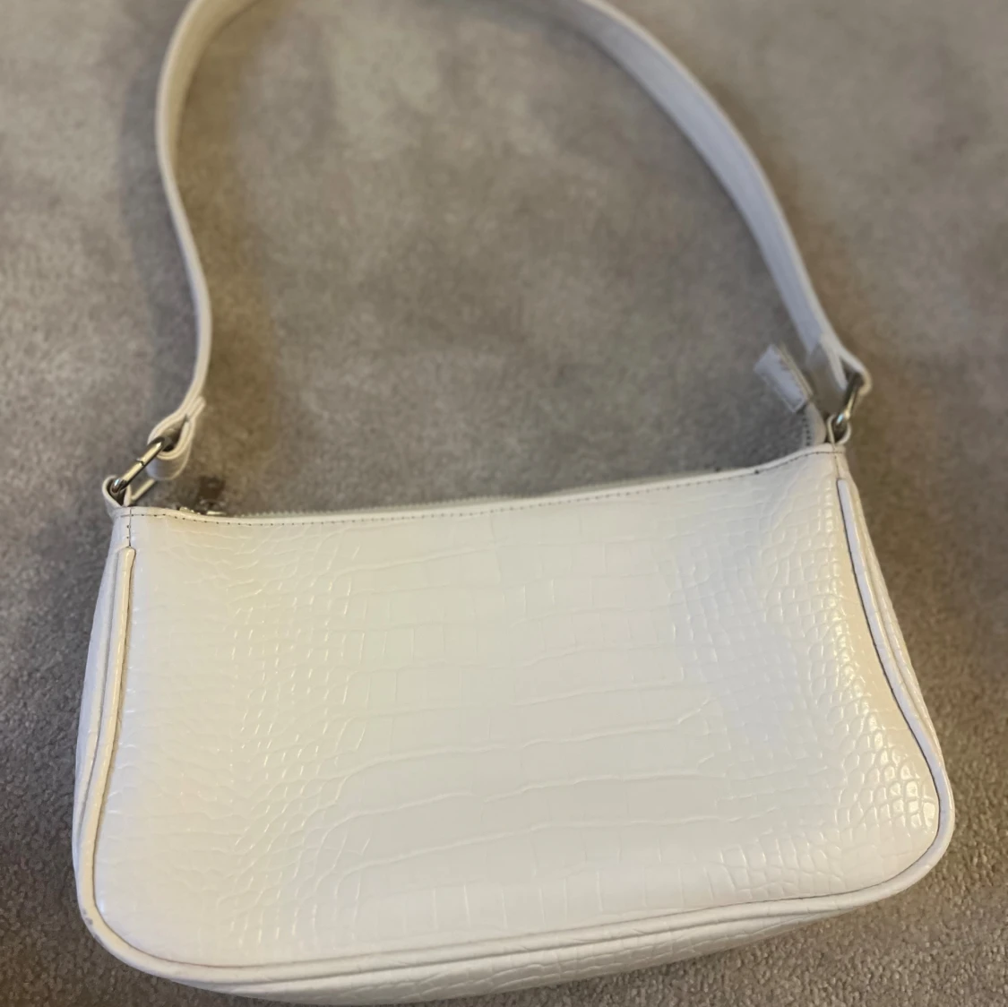 Vit axelväska med croco-mönster