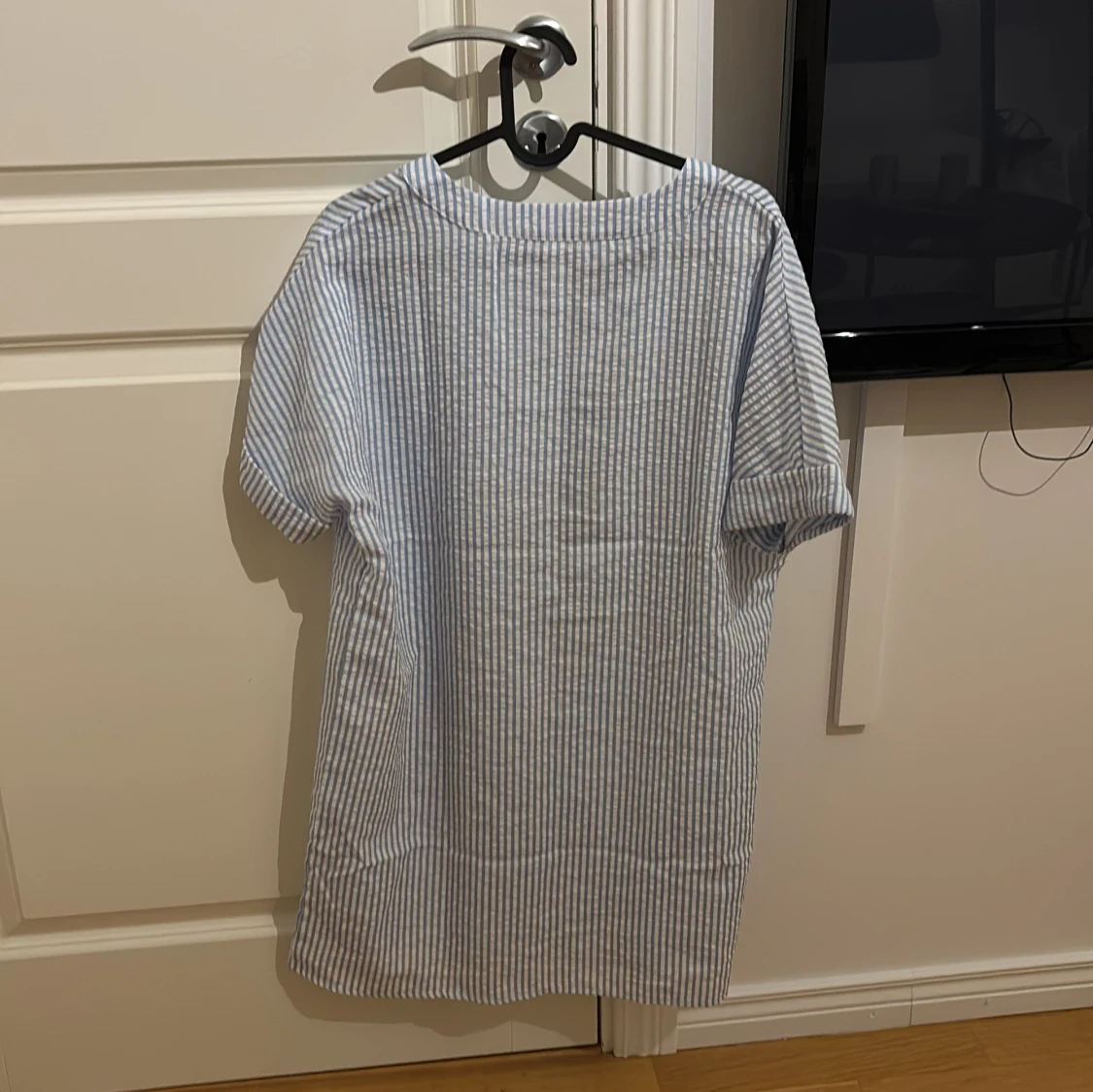 Blåvit randig strandklänning - 1