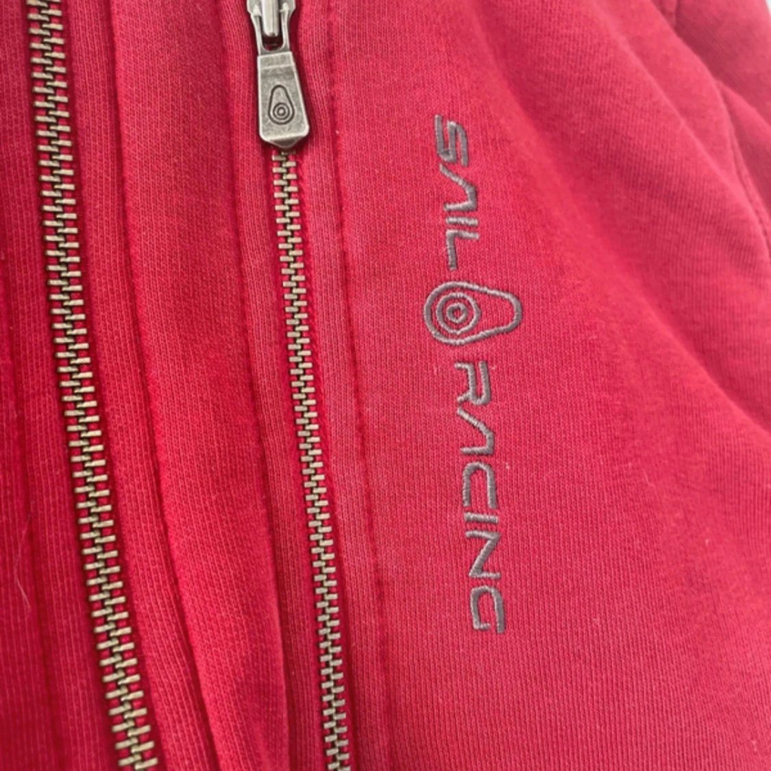 Röd hoodie från Sail Racing - 1