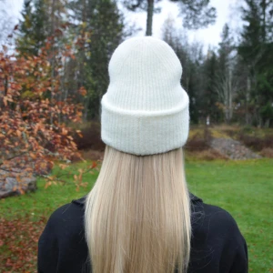 Creamvit satinmössa - Vi driver ett UF-företag där vi erbjuder skonsamma och stilrena mössor med satin, det bästa för ditt hår!🩷 Beställ din mössa på våran insta satinelle.uf