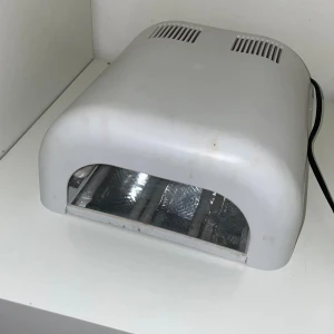 Uv/led lampa  - Funkar som vanligt, Fläckarna är från nageltillerkning dvs gel, nagellack osv som ej går bort