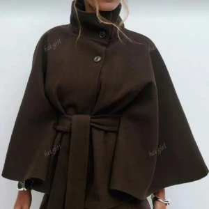 Mörkbrun poncho kappa - Snygg mörkbrun kappa /poncho med hög krage, inte använd bara testat, så perfekt skick’