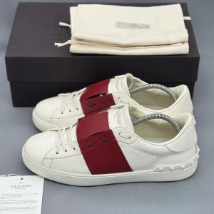 Valentino Skor | 43 - Valentino Open Sneakers | Nyskick! | Dustbag ingår | Storlek 43 | INGA BYTEN | Fraktar spårbart eller möts upp i Täby