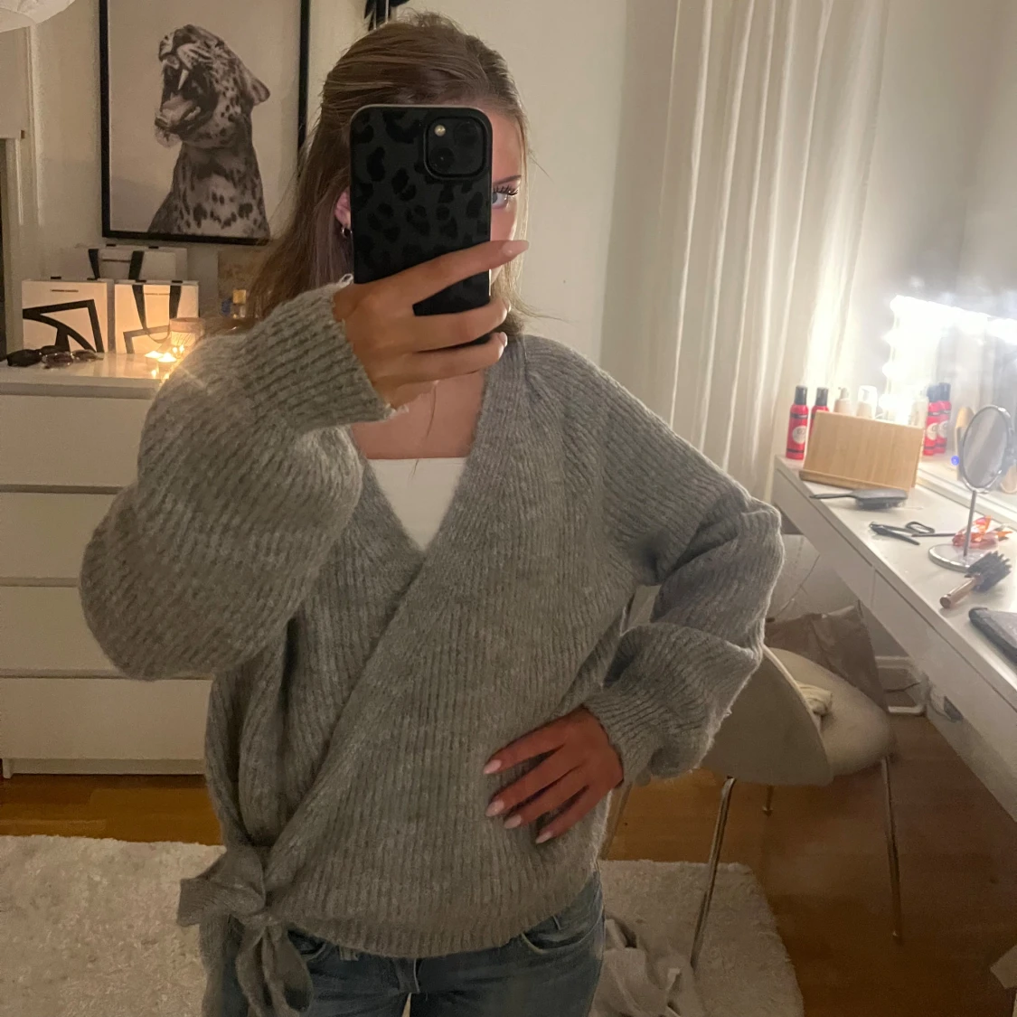 Grå omlottkofta med rosett - 2