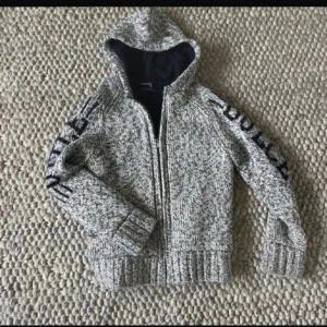 Grå Fleecejacka - Hej, säljer en riktigt fett fleecejacka/kofta/hoodie från selected homme. Perfekt för kyliga eller stiliga dagar. Skick 9/10 hör av dig om du undrar något! 