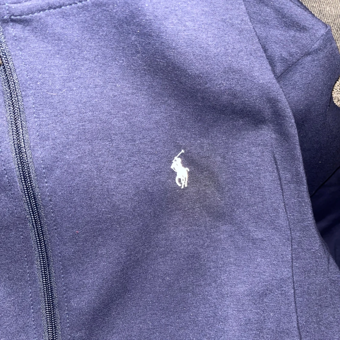 Mörkblå hoodie med häst  - 3
