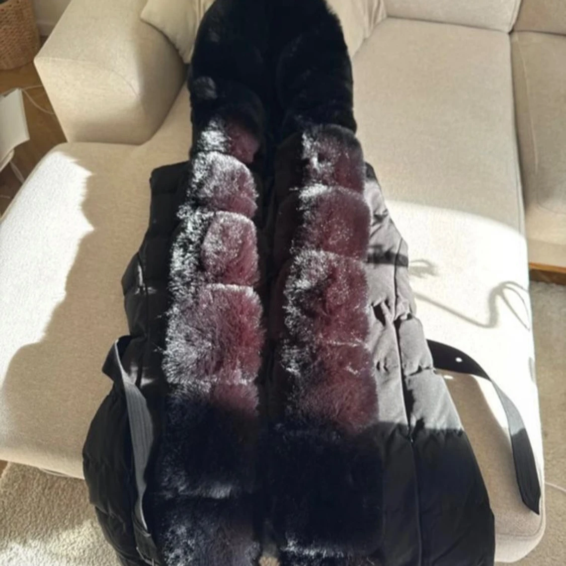 Svart pufferjacka med pälsdetaljer