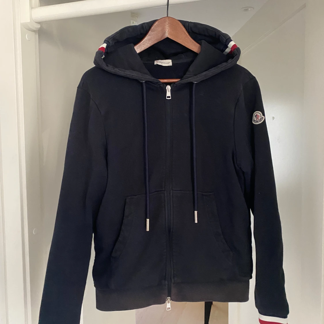 Svart hoodie från Moncler med huva