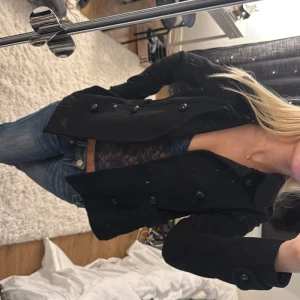 Svart kappa - SUPER fin svart kappa med stora knappar som jag har svårt att skilja mig från.. Super skön och är tillräckligt varm för sena kvällar🫶🏼