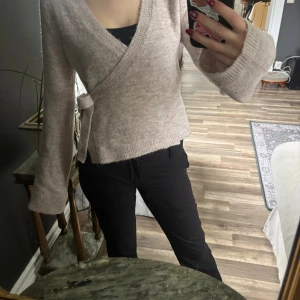 Stickad kofta - Superfin stickad tröja från lager 157 i strl s💕 den är jätte varm och skön o perfekt nu till vintern💕💕 säljer då den inte kommer till användning🩷pris kan absolut diskuteras 