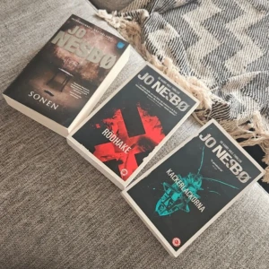 Sonen, Rödhake, Kackerlackorna - Tre spännande kriminalromaner av Jo Nesbø! Följ Harry Hole i 'Rödhake' och 'Kackerlackorna', eller upptäck mörka hemligheter i 'Sonen'. Perfekt för dig som gillar nervkittlande berättelser, oväntade vändningar och starka karaktärer. Passar unga vuxna som vill ha riktigt fängslande läsning.