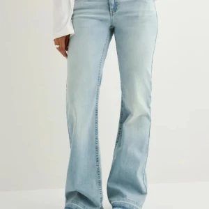 Ljusblå bootcut jeans med låg midja - Snygga ljusblå jeans med bootcut och låg midja. Jeansen har klassisk femficksdesign och är tillverkade i mjukt denimtyg. Köptes 2025 slutet av september och har haft på mig de bara en gång, säljer pågrund av kommer inte till användning, och säljer för 500 för de är helt nya och har inga fel eller fläckar på sig, priset kan diskuteras och fråga för bild