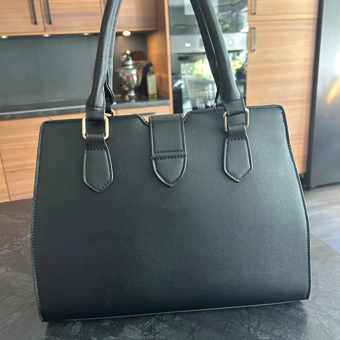 Svart handväska med gulddetaljer - 1