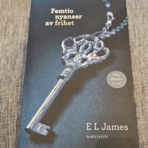 Femtio nyanser av frihet - Tredje delen i E L James succétrilogi! En passionerad och beroendeframkallande berättelse om Ana och Christian, fylld av romantik, närhet och utmaningar. Perfekt för dig som gillar intensiva kärlekshistorier och vill läsa något som blivit ett fenomen världen över.