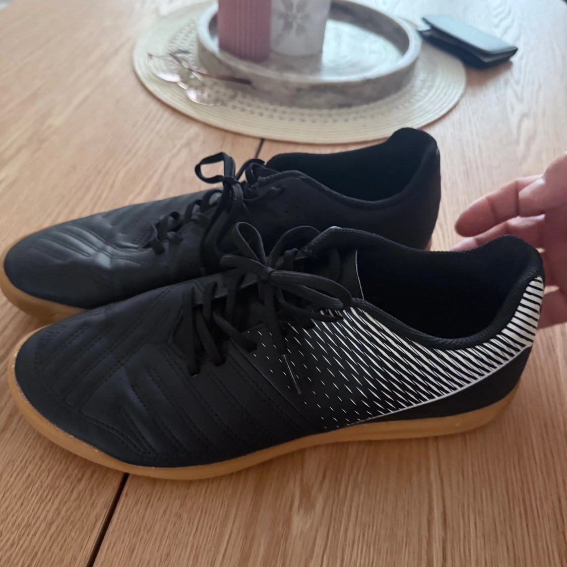 Svarta inomhusfotbollsskor med mönster - 1