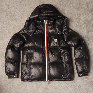 Moncler Jacka - Svart glansig Moncler pufferjacka || Storlek 1 passar M || NFC scan funkar || pris kan diskuteras vid snabb affär 