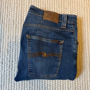 Nudie Jeans - Skicket är 9/10 och storleken w31 l30. Modellen är 183cm lång och kontakta gärna vid frågor🙌