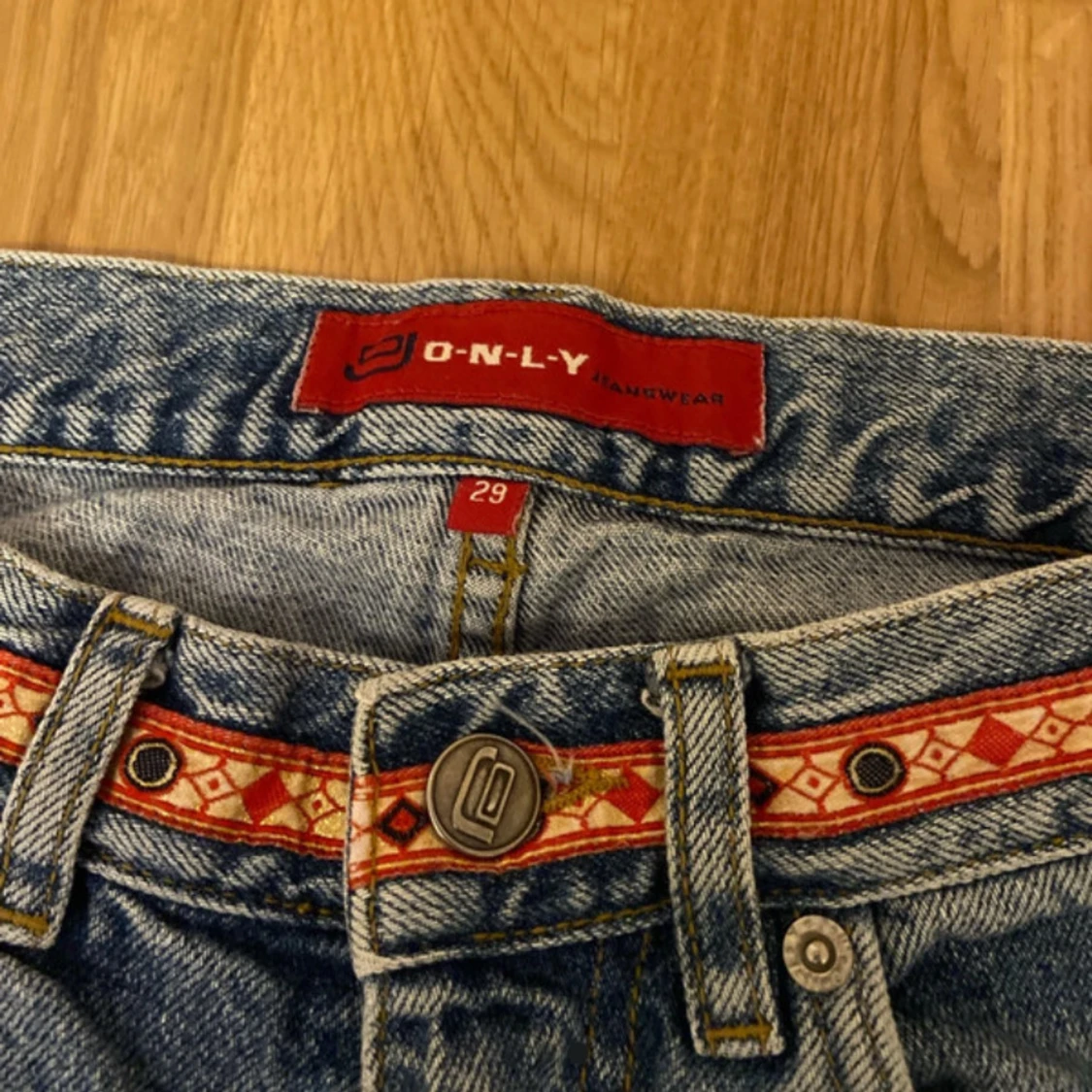 Blå bootcut jeans från ONLY med brodyr - 2