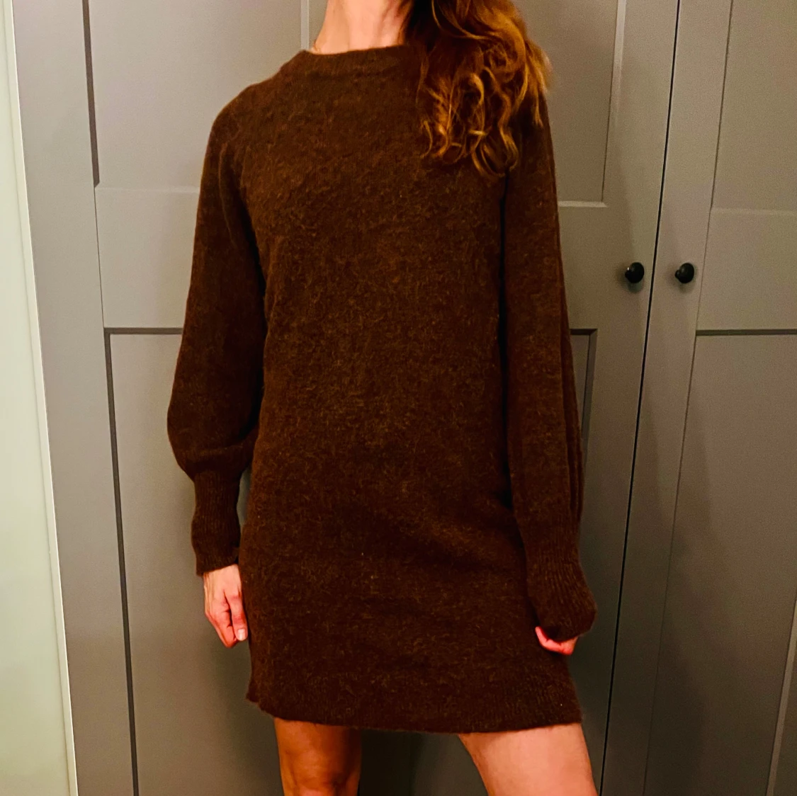 Brun stickad klänning
