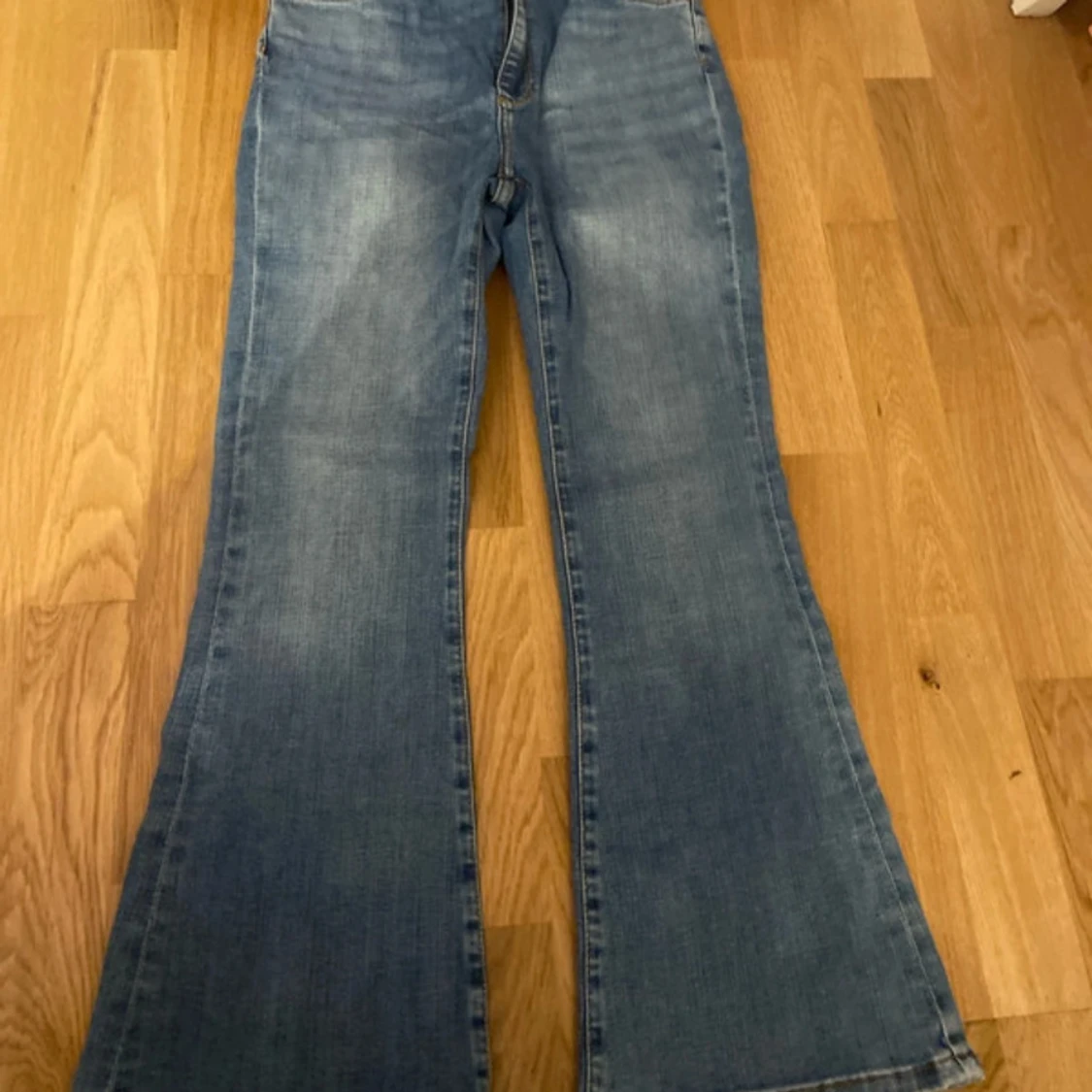 Peachy Flare jeans från Never Denim
