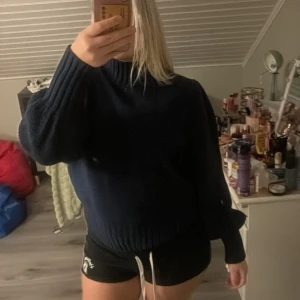 Mörkblå stickad tröja - Det står L på tröjan men skulle säga att den passar S-L och är knappt använd, super mysig till hösten! 🍁 
