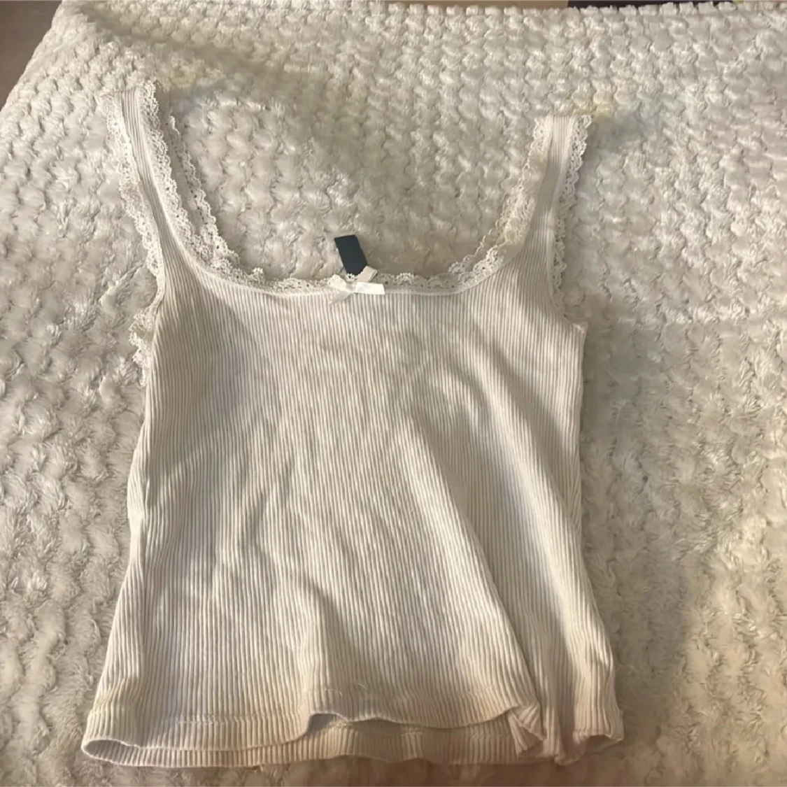 Vit ribbad linnetopp med spets