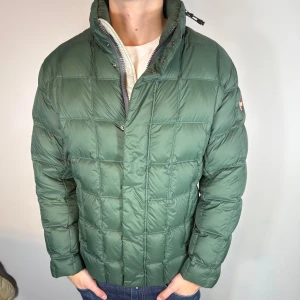 Colmar Dunjacka - En riktigt snygg dunjacka från colmar i fint skick, perfekt för vintern! Storlek 54, passar M-L ungefär. Hör av er vid frågor!