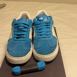 Valentino flycrew - Hej säljer dessa valentino flycrews i Strlk 41 och i ett bra skick 8,5/10 en nit saknas och de är bara att komma med frågor 