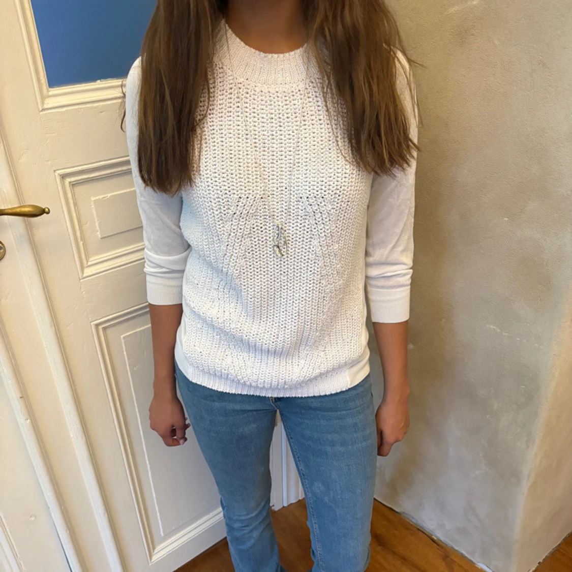 Vit stickad tröja med rund hals