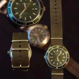 GANT-Klocka - Armbandsur med militärgrön nylonremsa, ett klockansikte av rostfritt stål med en mörk grön accentfärg. En mycket stilig accesoar som passar till allt och ger ens klädstil en mer definerad touch. Har få tal knappt synliga repor och behövs tas till en klockmakare för att fixas men är övrigt i mycket fint tillstånd.