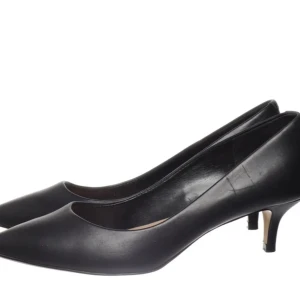 Svarta pumps med låg klack från Aldo37 - Stilrena svarta pumps från Aldo med spetsig tå och låg klack. Skorna är tillverkade i slätt skinn och har en klassisk siluett som ger en elegant vibe. Perfekta för dig som gillar minimalistisk och tidlös design.