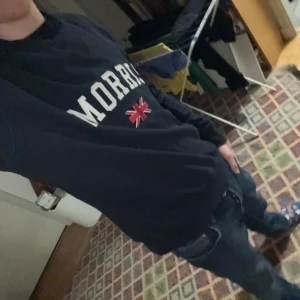 Svart Morris sweatshirt med tryck - Svart sweatshirt från Morris med stort broderat logotyp-tryck och brittisk flagga på bröstet. Snygg och enkel stil som funkar till allt. Klassisk Morris-märke även på ärmen. Kontakta vid minsta lilla fråga 😁