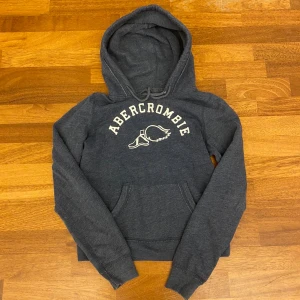 En tunn hoodie från abercrombie & fitch - En snygg och efterfrågad hoodie från abercrombie, den passar som en liten S. Materialet är väldigt tunnt lite som en normal tskjorta