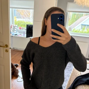 Grå stickad tröja från H&M - Använd många gånger så den är lite nopprig! Fortfarande väldigt fin och skön dock🤗skulle tro att den är XS men svårt att se på lappen.