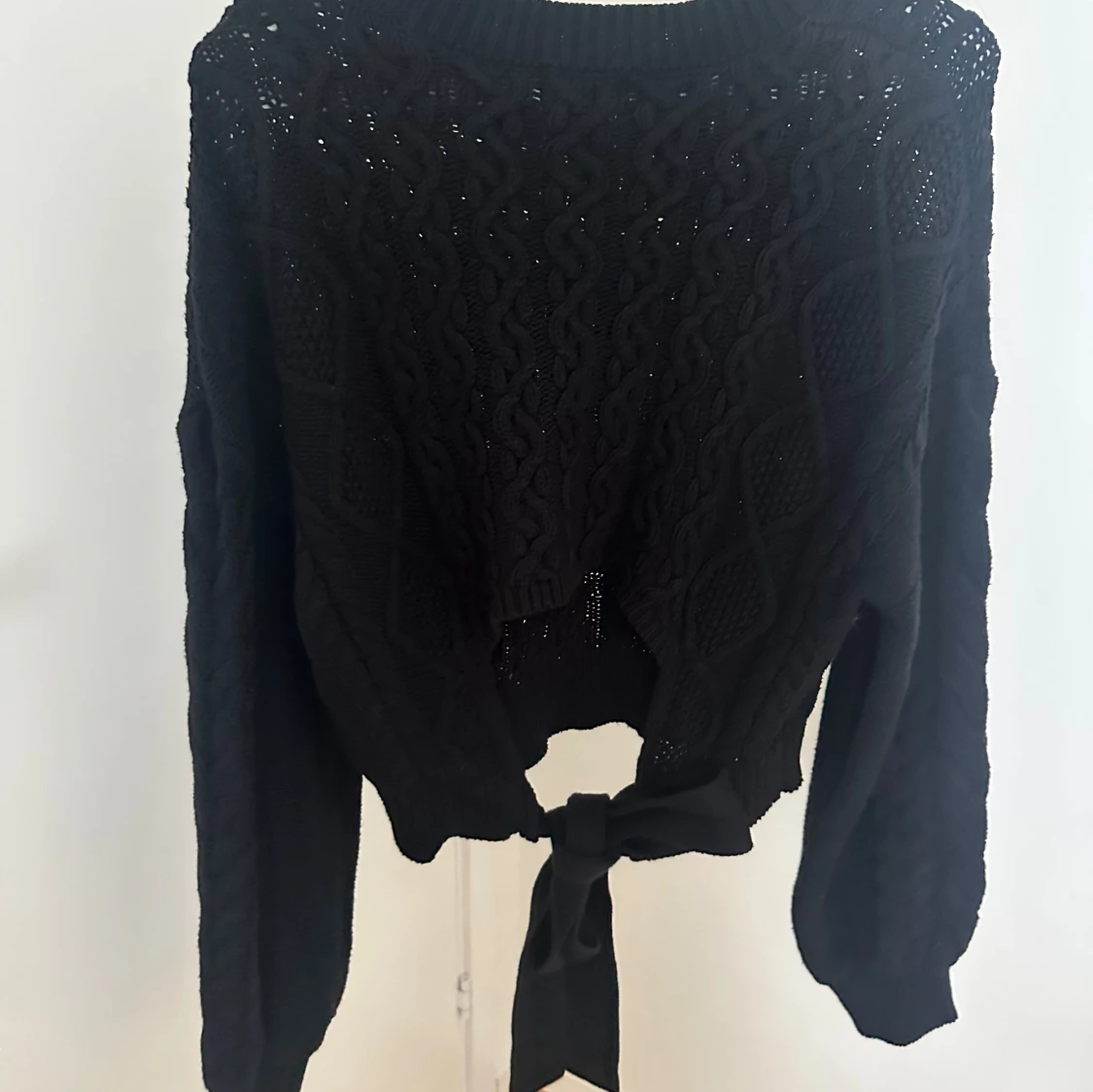 Svart stickad tröja med knyt från NA-KD - 1