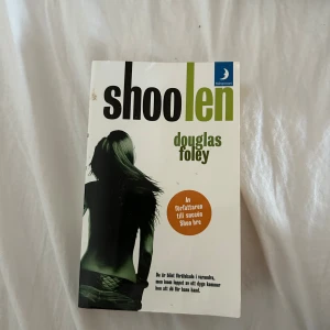 Shoo len - Spännande ungdomsroman av författaren till Shoo bre. En stark berättelse om kärlek, våld och lojalitet. I fint skick, inga fläckar eller anteckningar. 💰 Pris: 80 kr (kan diskuteras) 📦 Frakt via Plick eller upphämtning om du bor nära. ✨ Säljer fler böcker – kolla min profil för paketpris. Följ Gabi och Karim i en berättelse fylld av spänning, vänskap och dramatik – perfekt för dig som gillar realistiska och eng