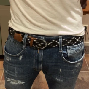 Flätat bälte grå/vit/svart - Säljer det hära bältet då det inte kommer till användning längre efter som att jag har växt ur det. Priset kan så klart diskuteras!