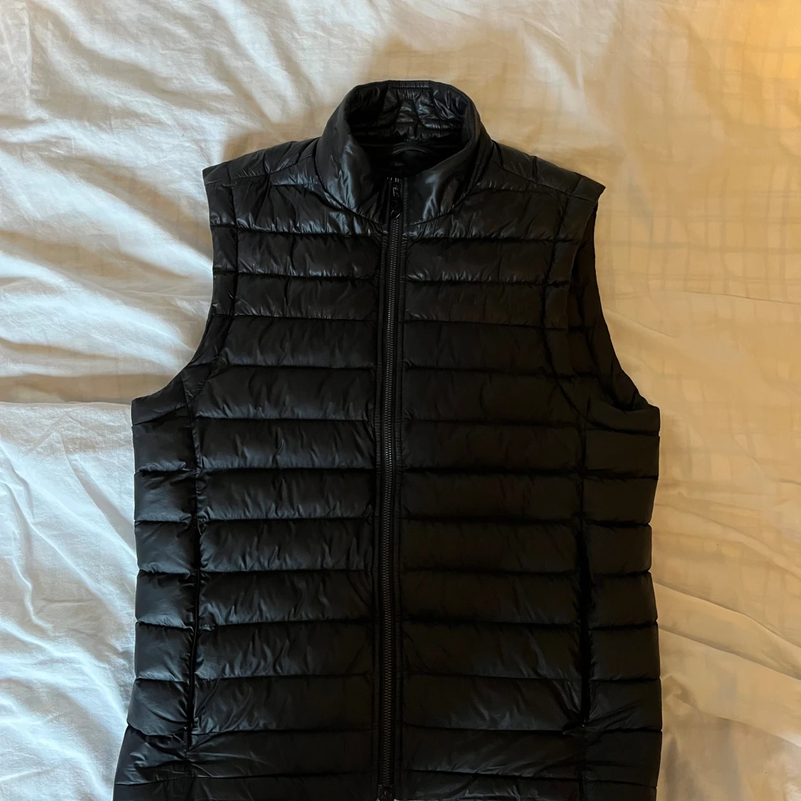 Svart dunväst från J.Lindeberg