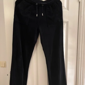 Svarta mjukisbyxor Juicy Couture - Svarta mjukisbyxor från Juicy Couture! Barnstorlek 14/15 years old❤️