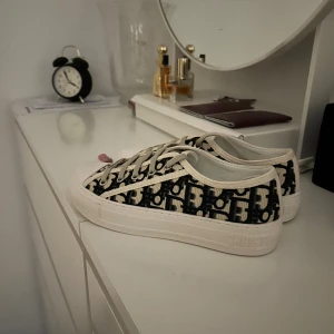 Skor  - Hej säljer nu dessa skor som är i storleken 37/38 dem är helt nya och allt og följer med hör gärna av er vid frågor och funderingar.