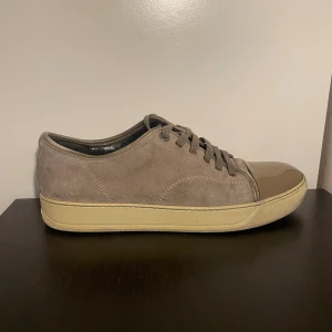 LANVIN CAP TOE - Tjena! Säljer dessa Lanvin Skor med tillhörande Dustbag✨ Storlek 7 (passar som 43)✨ Fint men används skick✨Skriv vid frågor✨