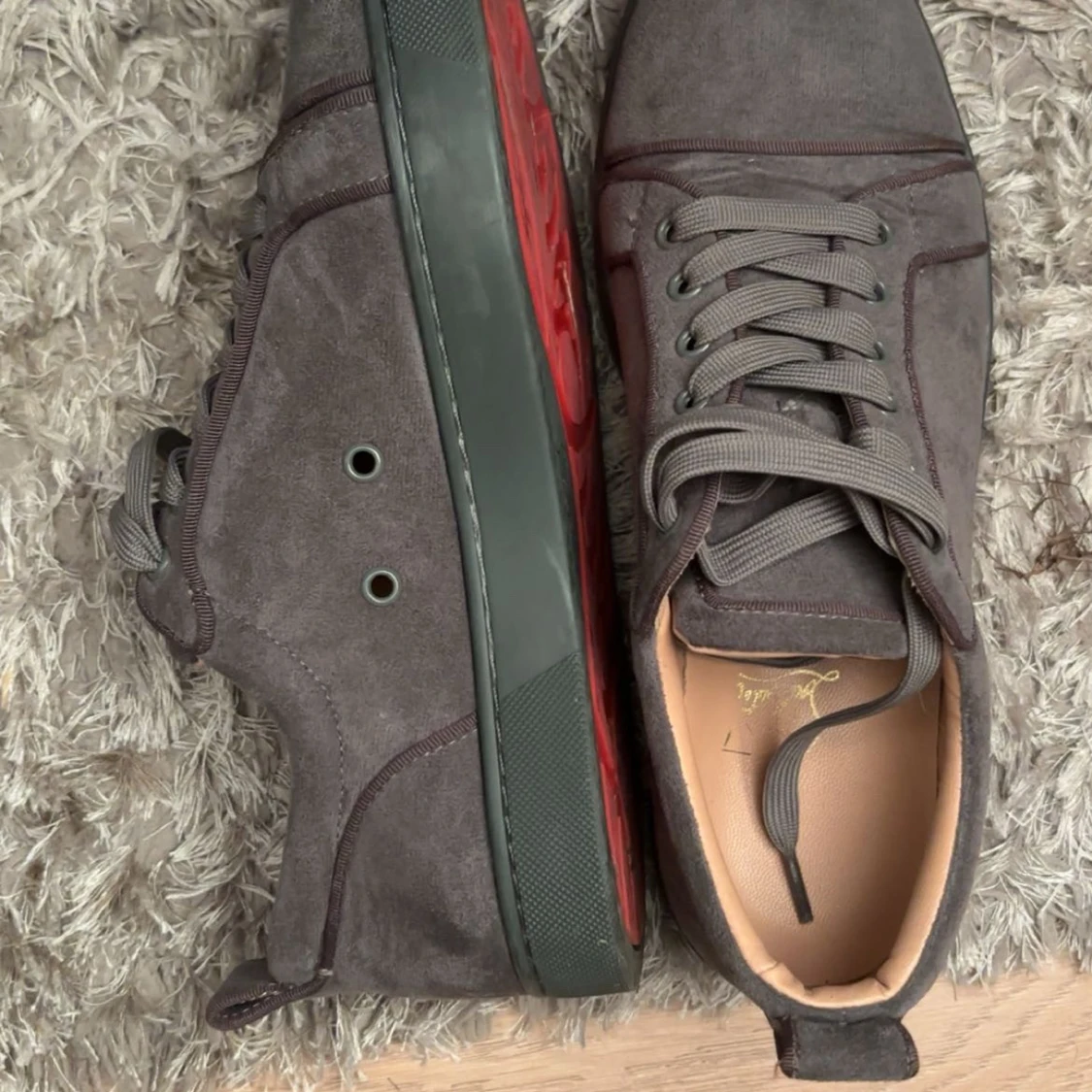 Grå mockasneakers från Christian Louboutin - 1